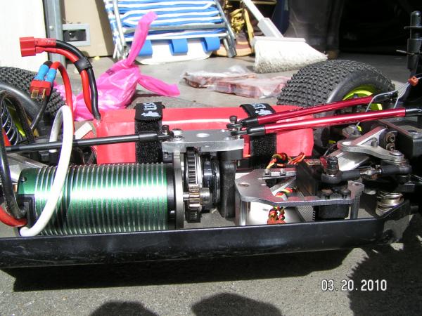 Custom diff top plate out of 1/4" 6061, with milled out slot for 50T spur.  Also, using Revo P3 push rods for chassis braces.